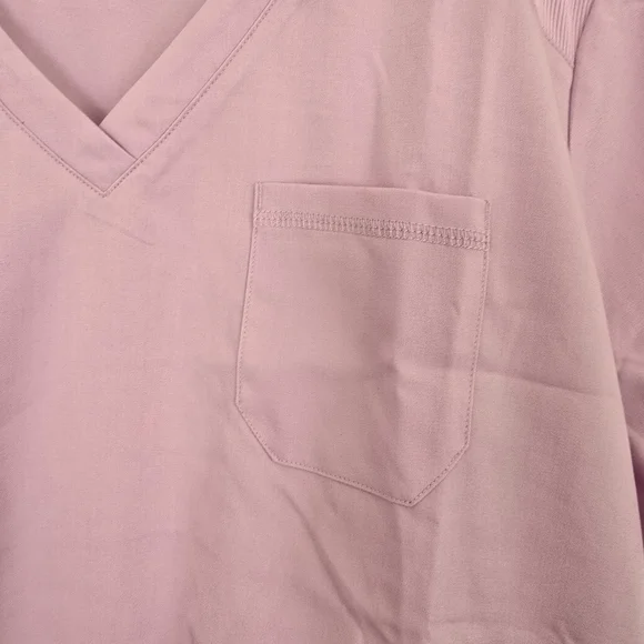 MedCouture NWT Lilac V Neck Scrub Top with Stretchy Rib Knit Shoulders XL - Picture 5 of 10